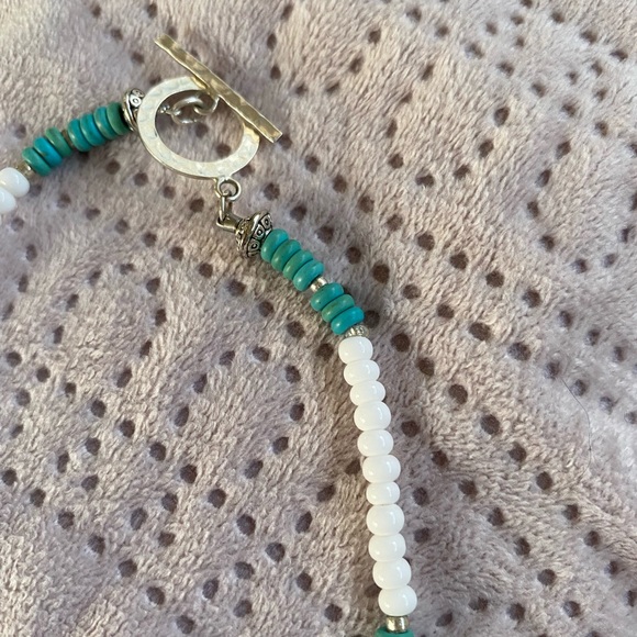 17” choker style necklace white glass beads and turquoise dyed howlite - Picture 4 of 5